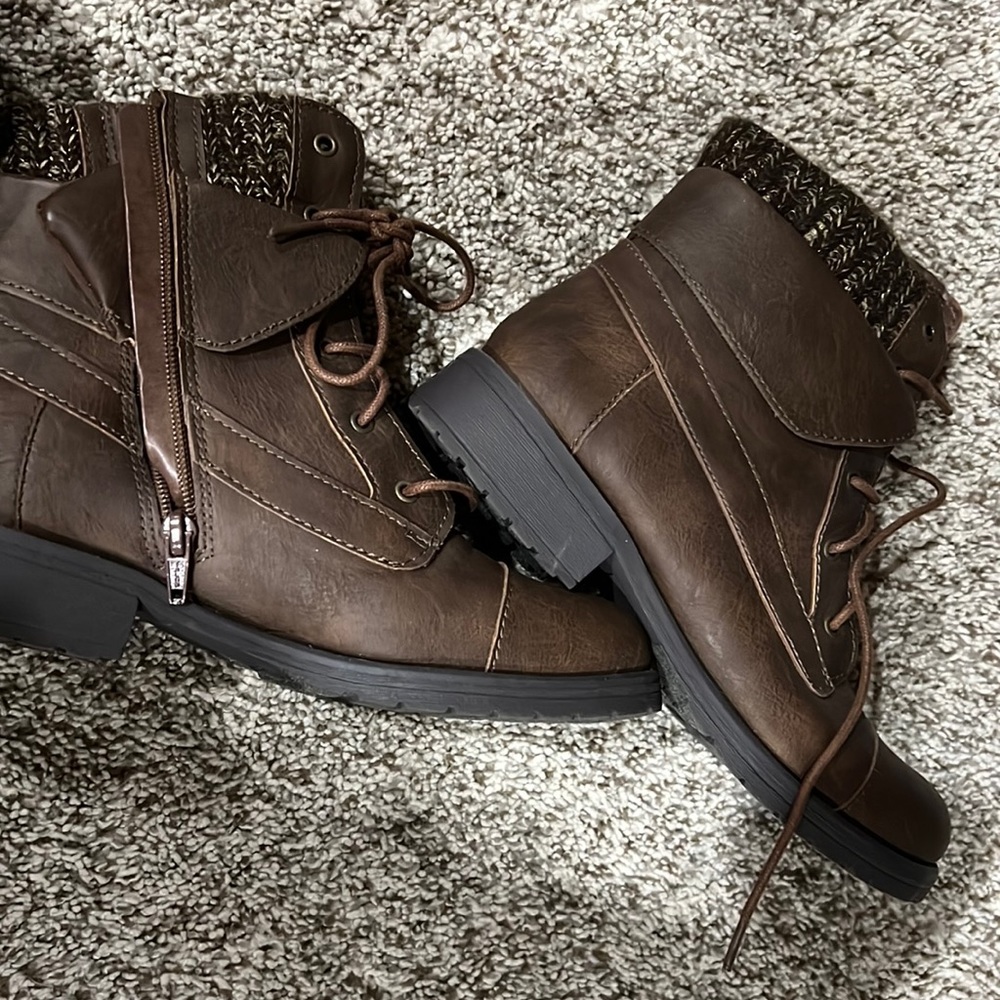 Boots super cute size 5 but fit like a 6